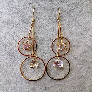 Сережки жіночі застібка петля золотистого кольору довгі подвійне кільце з кристалами розмір 7 см