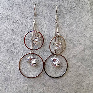 Сережки жіночі застібка петля сріблястого кольору довгі круглі висувки зірочки зі стразами розмір 7 см