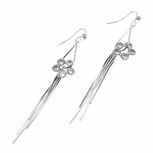 Сережки жіночі застібка петля сріблястого кольору довгі віскі з квіточками з кристалами розмір 8 см
