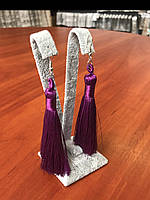 Сережки пензлика жіночі застібка петля сріблястого кольору довгі об'ємні пурпурово-рожевого кольору довжина 11 см