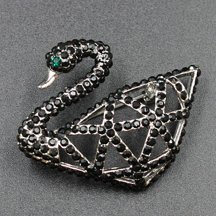 Брошка металева на сріблястій основі лебідь з чорними та смарагдовими стразами розмір виробу 45х30 мм, фото 1