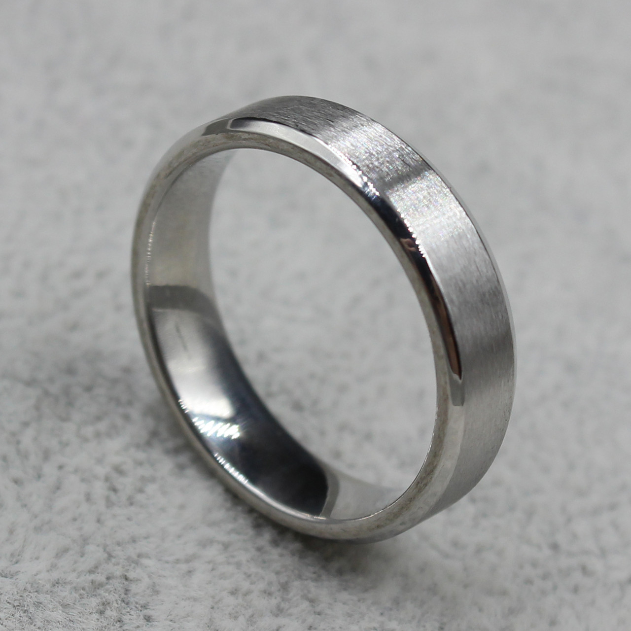 Кольцо серебристое из ювелирной медицинской стали от Stainless Steel марка 316 L ширина 6 мм сталь