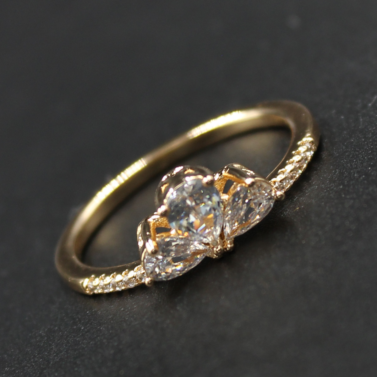 Колечко золотистое тонкое фактурное Xuping Jewelry с лепесточками в стразах медицинское золото 18K