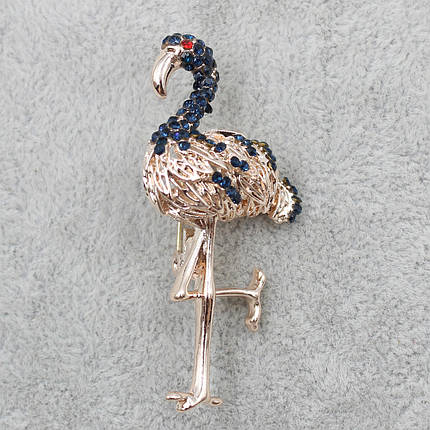 Брошка металева золотиста Фламінго із синіми та червоними стразами розмір виробу 55х25 мм, фото 1
