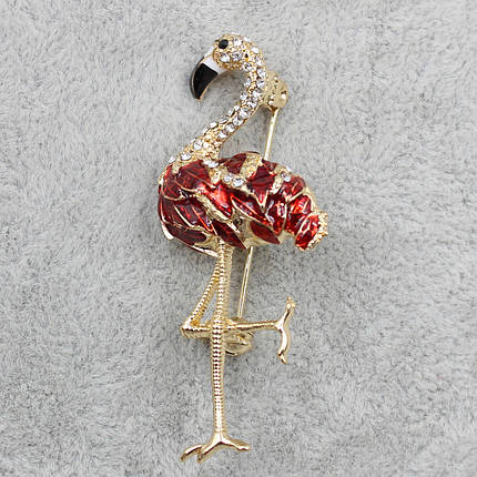 Брошка металева золотиста Фламінго з червоними крильцями та стразами розмір виробу 55х25 мм, фото 1