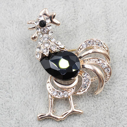 Брошка металева на золотистій основі півень у білих стразах із чорним агатом розмір виробу 50х38 мм, фото 1
