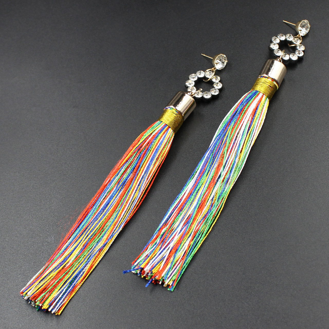Сережки пензля жіночі гвоздики золотистого кольору довгі об'ємні різнобарвного кольору з кристалами довжина 17 см - фото 1 - id-p1085248924