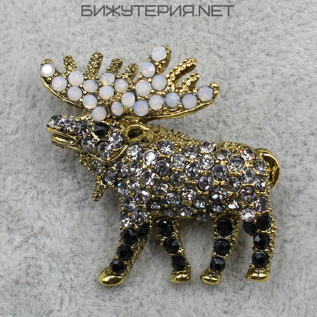 Брошка металева на золотистій основі лось із різнобарвними кристалами розмір виробу 35х33 мм