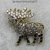 Брошка металева на золотистій основі лось із різнобарвними кристалами розмір виробу 35х33 мм