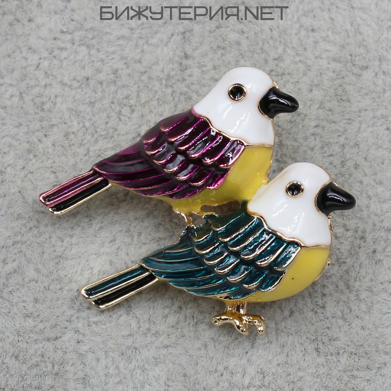 Брошка металева на золотистій основі пташки покрита кольоровою емаллю розмір виробу 32х32 мм