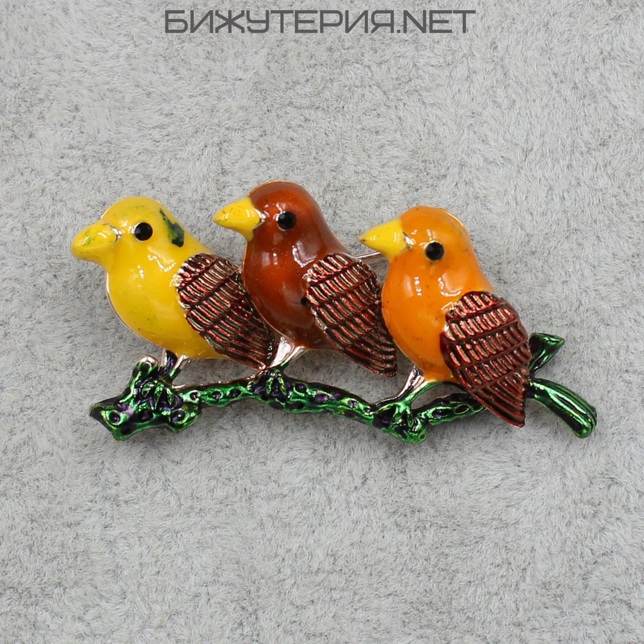 Брошка металева пташка на гілочці покрита різнобарвною емаллю розмір виробу 53х22 мм