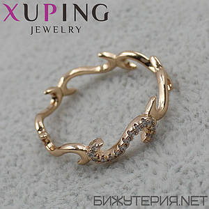 Колечко золотисте тонке Xuping Jewelry з нерівностями Хвиля в стразах медичне золото 18K