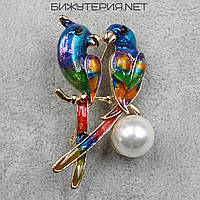 Брошка металева покрита кольоровою емаллю Папуги на гілочці з перлами розмір виробу 50х27 мм