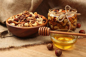 Мед з горішками