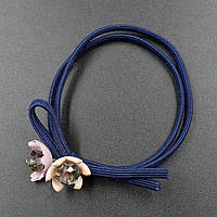 Резинка для волос синего цвета двухслойная с цветочками и переливающимися бусинами