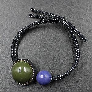 Гумка для волосся двошарова чорно-білого кольору з двома намистинами зеленого та синього кольору