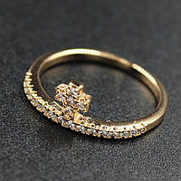 Кольцо золотистого цвета тонкое фактурное Xuping Jewelry с крестиком в камнях медицинское золото 18K