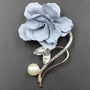 Броша металева золотава у вигляді цвіту Raitia blux блакитного відтінку зі стразами та перлами