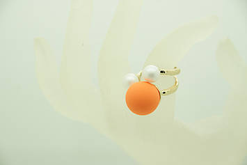 Кільце під золото з кольоровими кульками оранжевого і білого кольору оптом. 95