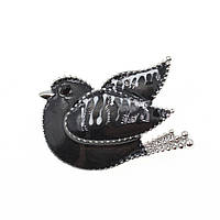Брошь металлическая на серебристой основе птичка с черным стразиком покрыта цветной эмалью размер 3.5х2 см