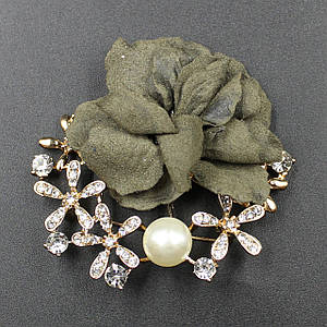 Брошка у формі квітки Raveniya olive оливкового відтінку з металевими деталями з перлами в каменях