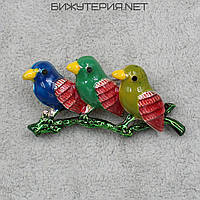 Брошь металлическая Птички на веточке покрыта разноцветной эмалью размер изделия 53х22 мм