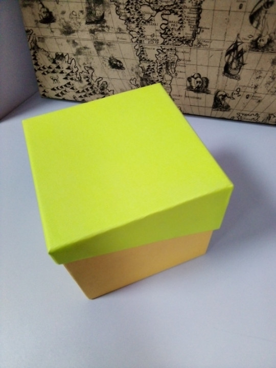 Подарункова коробочка квадратна жовто зелена 13 см