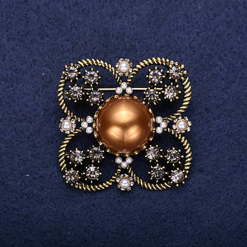 Знижка! Брошка Орден краси з перловою підлозі намистиною і стразами колір коричневий сірий білий 42х51мм жовтий метал