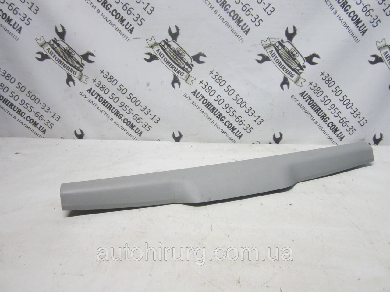 Центральна накладка кришки багажника Toyota land cruiser 200 (67939-60090)