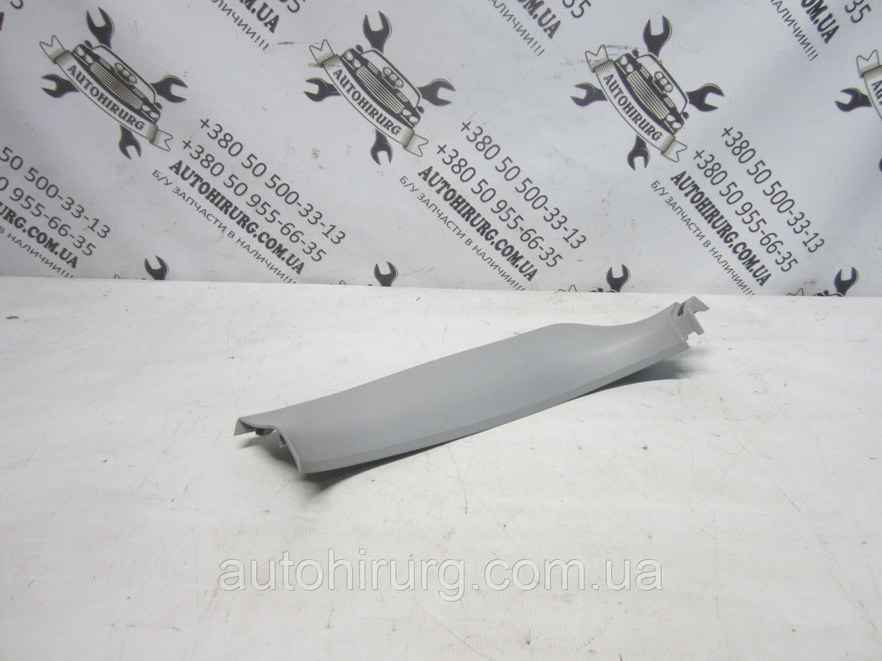 Права накладка кришки багажника Toyota land cruiser 200 (67937-60140 / 67937-60120)