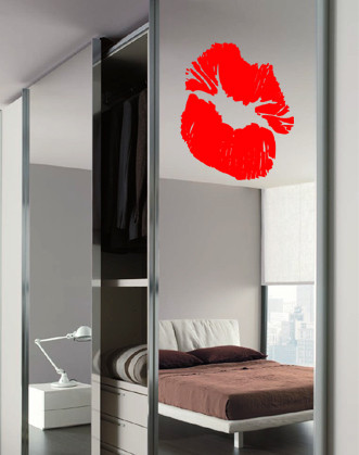 Наклейка на вікно з губами на день святого Валентина "Kiss"