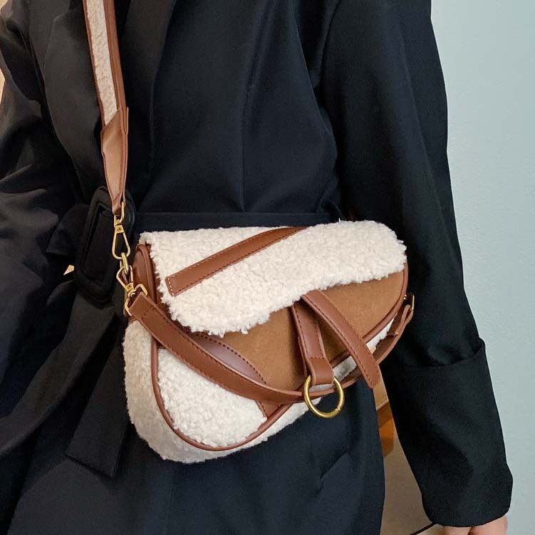 Сумка з штучним хутром оригінальної форми, коричнева, фото 1