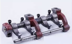 Вісь коромисел у зборі з коромислами та стійками двигуна TY295