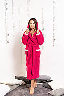 Теплый махровый халат для женщин с капюшоном розового цвета из материала велсофт