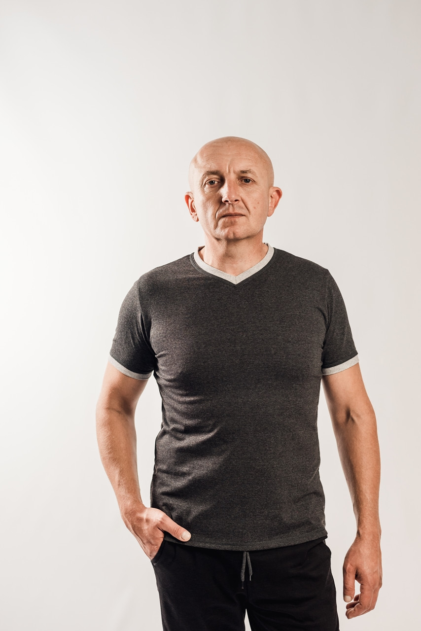 Стильна чоловіча трикотажна футболка сірого кольору з V-подібним вирізом, фото 1