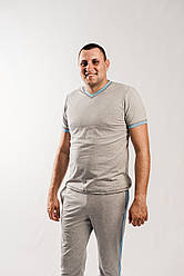 Стильна чоловіча трикотажна футболка сірого кольору з V-подібним вирізом