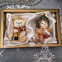 Набір скляних ялинкових іграшок Дівчинка з ведмедиком і Мішка з подарунками (світлі) Irena, фото 3