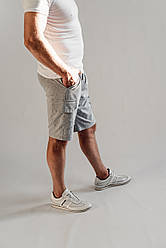 Стильні чоловічі шорти карго з накладними кишенями світло-сірого кольору з трикотажу Х / Б