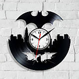 Бетмен годинник Годинник із вінілу Годинник супергерой Batman годинник настінний Марвел герой Чорний годинник Нічний місто 30 см, фото 4