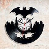 Бетмен годинник Годинник із вінілу Годинник супергерой Batman годинник настінний Марвел герой Чорний годинник Нічний місто 30 см, фото 3