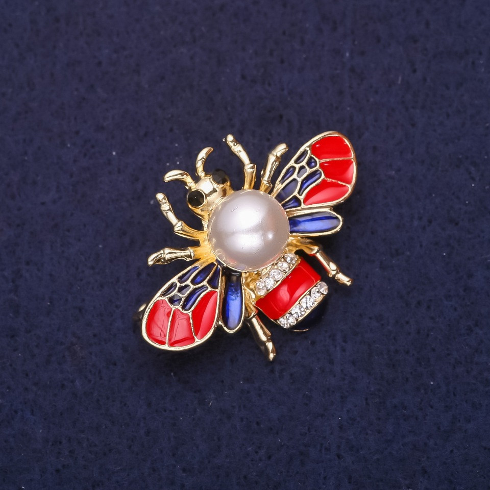 Брошка Бджола з перловою намистиною стрази емаль колір червоний синій білий 35х25мм золотистий метал, фото 1