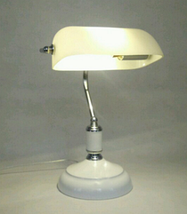 Настільна лампа в ретростилі Banker E27 біла