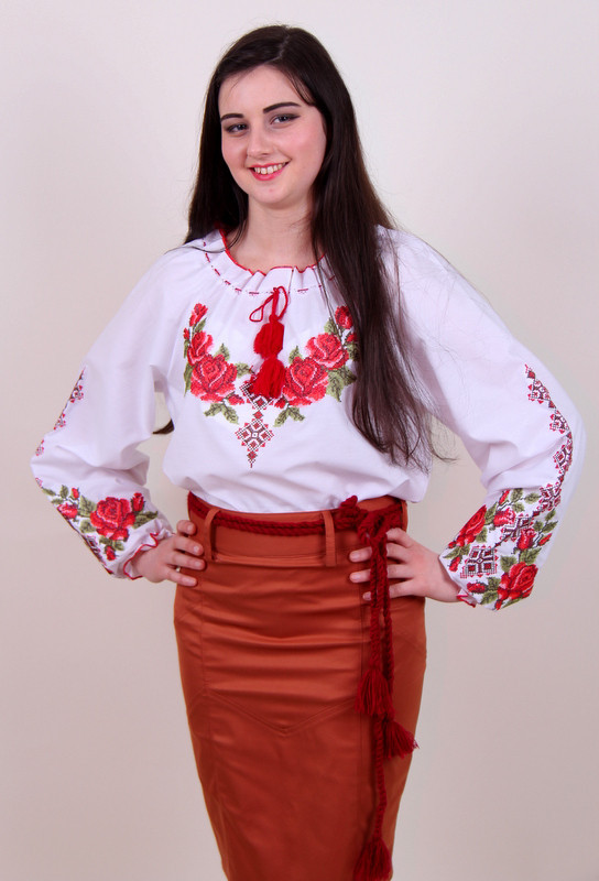 Вишита жіноча блуза з оригінальним орнаментом
