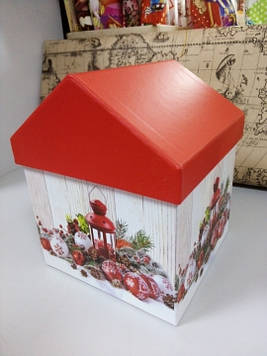 Подарункова Коробочка з новорічним малюнком у формі будиночка 16 см