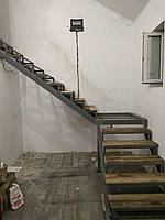 Г-образный каркас лестницы из металла по обшивку. Поворотная лестница в квартиру, дом, котедж, таун-хаус.