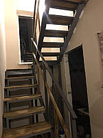 П-Образный каркас лестницы с временными ступенями и перилами. Каркас лестницы под обшивку.