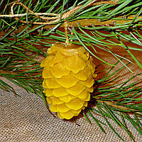 Новорічна воскова свічка "Кедрова шишка" з натурального бджолиного воску