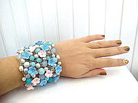 Широкий браслет голубыми и розовыми цветами из полимерной глины и голубыми и белыми бусинами.