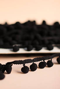 Помпони на стрічці для одягу чорні 10мм