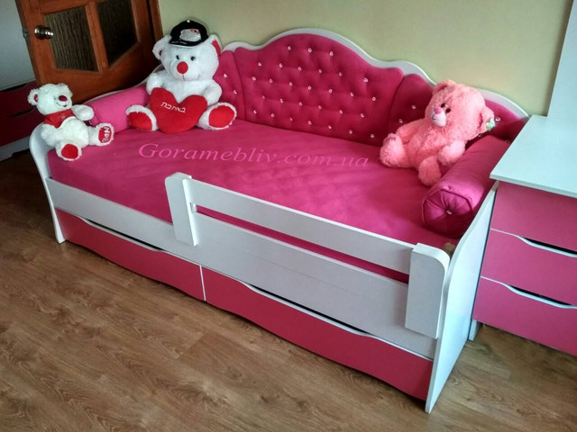 На фото детская кровать для девочки "Л-6" с игрушками, фото нашихпокупателей